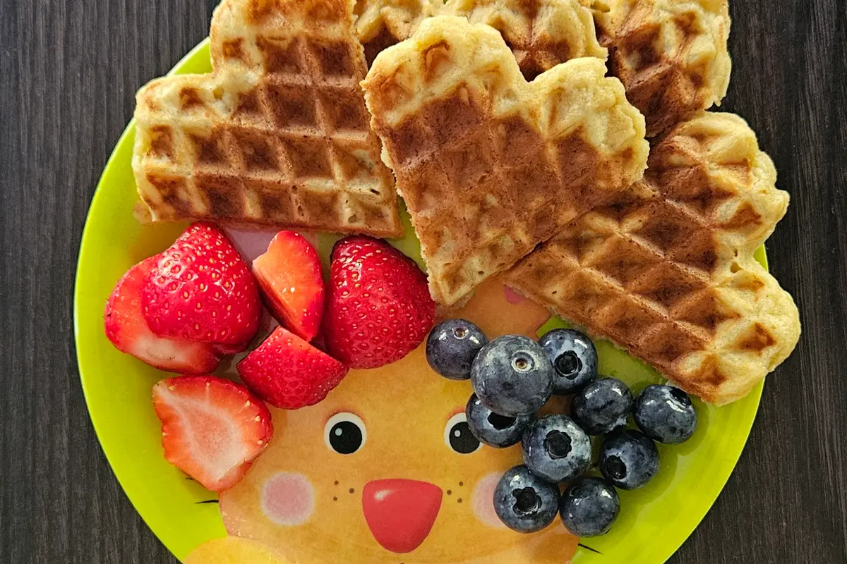 Frühstück mit Herzwaffeln und Beeren als Beispiel für kindgerechte Mahlzeiten